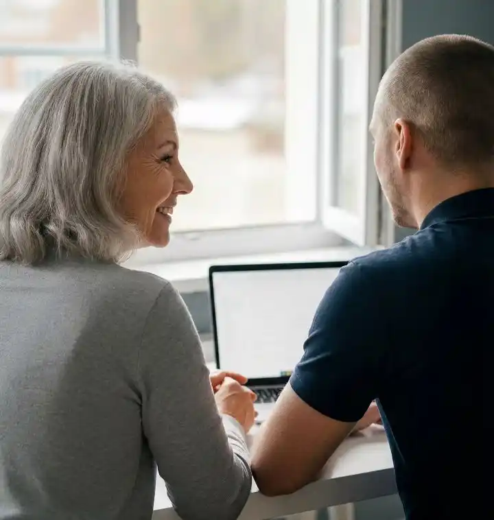 Tekniker som hjälper till med installation och felsökning av teknik utan krångliga facktermer.